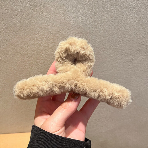 Plush grab clip, high-end autumn and winter hair clip for girls, sand shark clip on the back of the head, multiple hair clips, hair clip headwear, plush light coffee