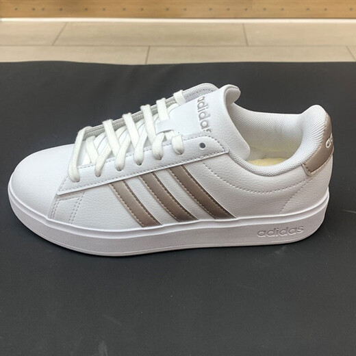 阿迪达斯 （adidas）板鞋女鞋2025夏季新款皮质小白鞋复古运动鞋舒适时尚低帮休闲鞋 GW9215白色金属色 38