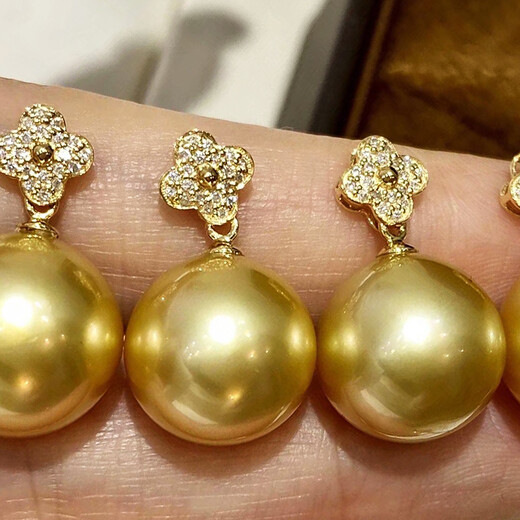 Jennifer Jewelry 12-13mm True Round South Sea Gold Pearl 18k Gold Diamond Pendant Four-leaf Clover Clavicle Chain True Round U18k Gold Diamond Pendant Without Chain 12-13mm South Sea Gold Pearl