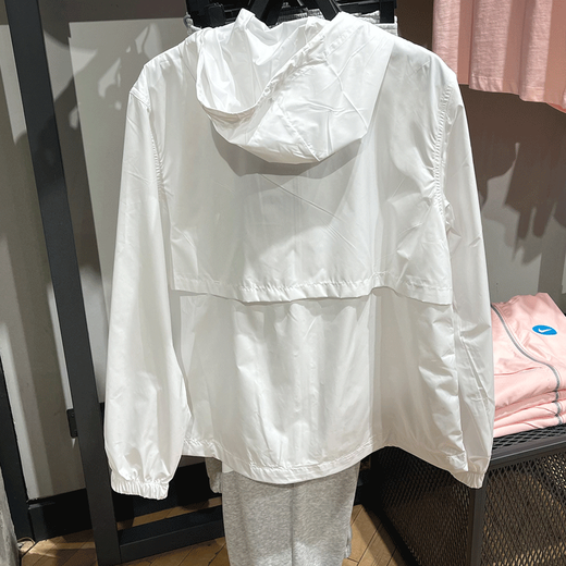 Nike (Nike) Jacke Frauen 2025 Frühlings- und Sommer Neuer Windschutz im Freien im Freien Sportbekleidung Casual Kapuze gewebter atmungsaktive Jacke Top DM6180-100 Weiß S