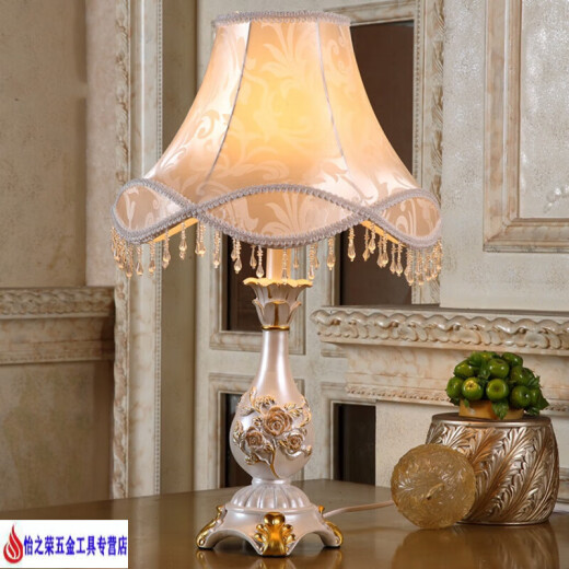 Schlafzimmer Schreibtisch Lampe Nacht Lampe Europäischer Stil Pastoral Retro Klassisches amerikanisches Weißes Wohnzimmerstudium Bester Hochzeitsgeschenk 9928a Clivia Golden Lampenschattenknopf Schalter