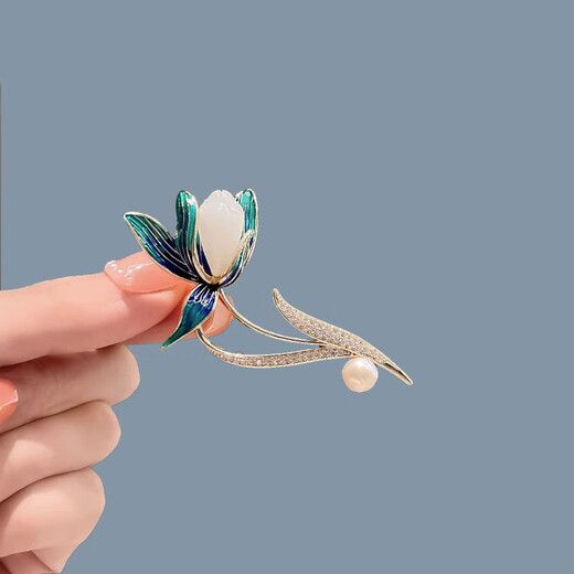 QUAMER's new magnolia corsage, light luxury brooch, high-end pearl design, niche coat with white magnolia
