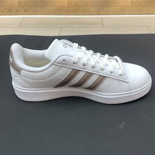 阿迪达斯 （adidas）板鞋女鞋2025夏季新款皮质小白鞋复古运动鞋舒适时尚低帮休闲鞋 GW9215白色金属色 38
