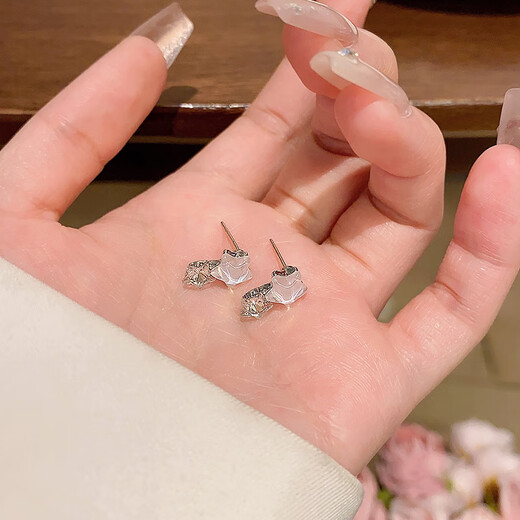 Gradient blue five-pointed star earrings for women, niche design, Korean style, versatile and temperament earrings, 2024 new style, two five-pointed stars, one pair