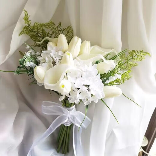 La novia del Dragon Boat Festival de Magic House sostiene flores y obtiene propuestas de bodas y obtiene un certificado de matrimonio y tiene flores y toma fotos y accesorios. Bouquet simulado de color de champán contiene flores [producto terminado]