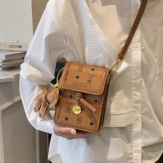 IROYA斜挎包女时尚手机包迷你包包女包休闲百搭单肩包质感斜挎小方包高级感女生闺蜜生日礼物送女友老婆 棕色（带挂件）