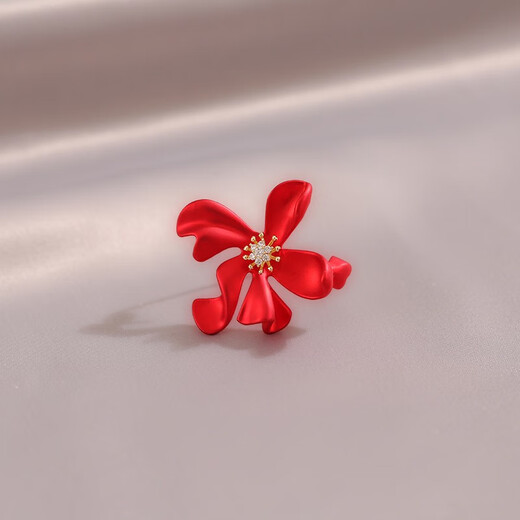 QUAMER gold store style irregular small red flower brooch high-end design anti-exposure brooch brooch summer accessories red 783