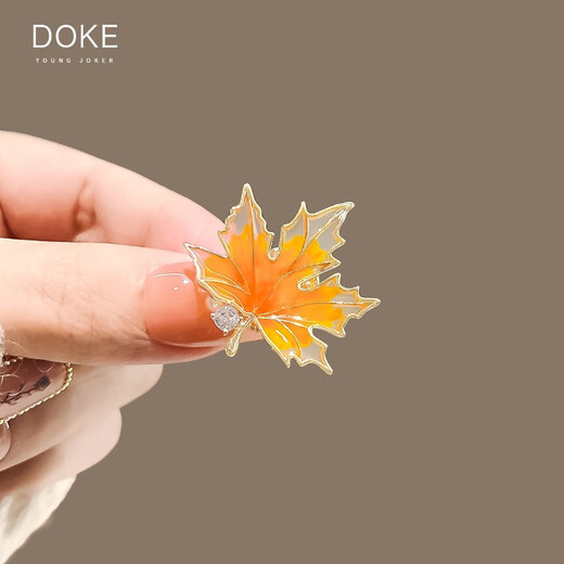 QUAMER gold store model small maple leaf brooch, high-end women's retro corsage collar, anti-exposure buckle fixed clothing pin, yellow small maple leaf-brooch