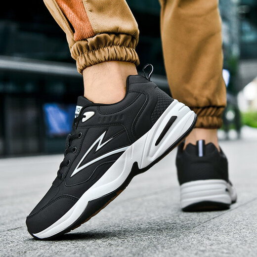 Zapatos de hombres Jinyue zapatos deportivos TOE anchos sueltos y grasos más grandes de otoño e invierno zapatos casuales impermeables al agua extra grande 45464748 826 blanco y negro 42