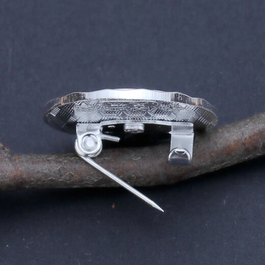 Yincheng Years Pure Silver Brooch Commemorative Badge Chairman Mao Brooch Great Man Grandfather Portrait Full Silver Red Gift Badge Commemorative Medal Small size, about 5.5 grams (diameter about 21mm)