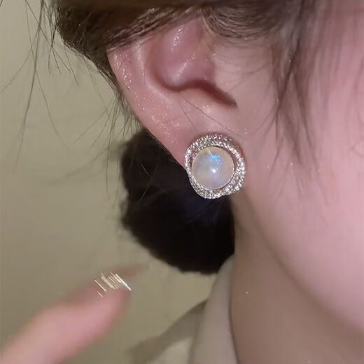 Yizhuchun earrings for women 2024 new trendy niche design high-end light luxury temperament earrings French retro earrings earrings