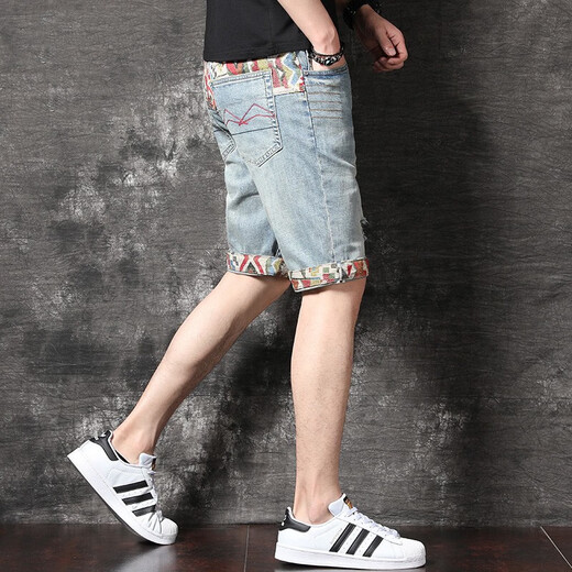 Jeanswest Denim Shorts Herren 2025 Sommer Ripped Casual Herren Fünf-Punkte-Hosen Loose Trendy Stretch Beach Hosen Mid-Wolzen 820 Hellblau + 826 Blau 32