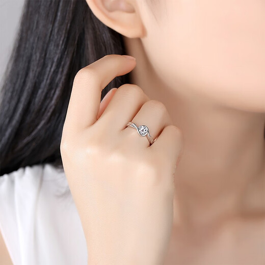 For a long time, my heart beats. Moissanite 925 sterling silver ring. Ladies’ moissanite diamond ring. Looking for engagement and birthday gift for girls. 50 points moissanite diamond with certificate. Opening can be adjusted.