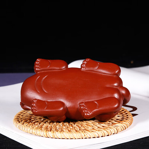 Yuyi Pavilion is a good gift for Yixing purple clay tea pet ornaments. It can be used to raise handmade tea and play with to attract wealth. The little Pixiu is powerful and powerful in all directions.