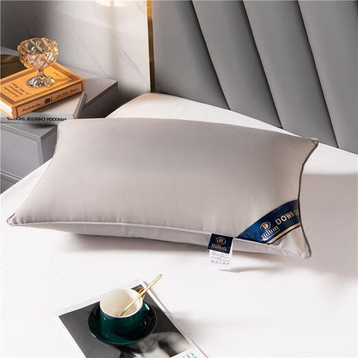 A pair of down pillows for five-star hotels, white goose down pillows for home use, and a pair of gray low pillows