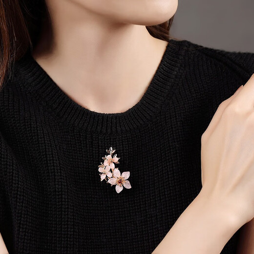 QUAMER Gold Store Brooch Women's Pin Sweater Corsage Flowers High-end Luxury Versatile Atmosphere Temperament Pink Complex