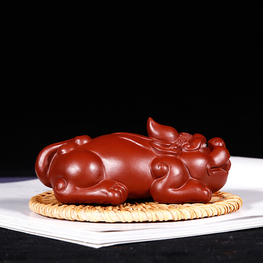 Yuyi Pavilion is a good gift for Yixing purple clay tea pet ornaments. It can be used to raise handmade tea and play with to attract wealth. The little Pixiu is powerful and powerful in all directions.