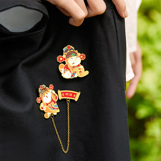 The best thing in this palace, the number one scholar, the cat, the metal badge, the title on the gold list, which must be passed in every exam, the brooch, the student's college entrance examination birthday gift, inspirational Thanksgiving, the title on the gold list