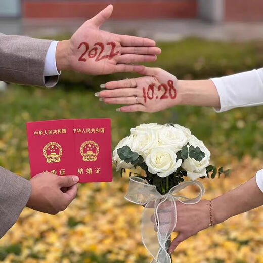 La novia del Dragon Boat Festival de Magic House sostiene flores y obtiene propuestas de bodas y obtiene un certificado de matrimonio y tiene flores y toma fotos y accesorios. Bouquet simulado de color de champán contiene flores [producto terminado]