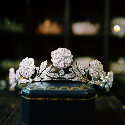 
DL 1998520 Valentine's Day Gift Fat Donglai Quality Crown French Template Bride Coming Ceremony Wedding Gown Wedding Dress Silver Three-Piece Set Crown + Necklace