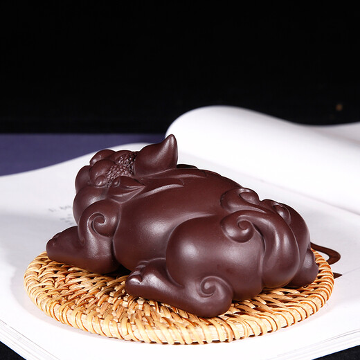 Yuyi Pavilion is a good gift for Yixing purple clay tea pet ornaments. It can be used to raise handmade tea and play with to attract wealth. The little Pixiu is powerful and powerful in all directions.