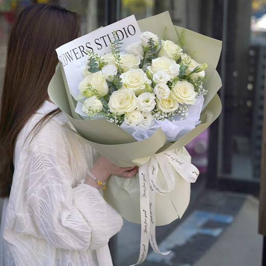 Eswina Flower Express entrega 11 ramos de rosas como regalo de cumpleaños a su novia en todo el país. 11 ramos de rosas blancas entregados a todo el país.