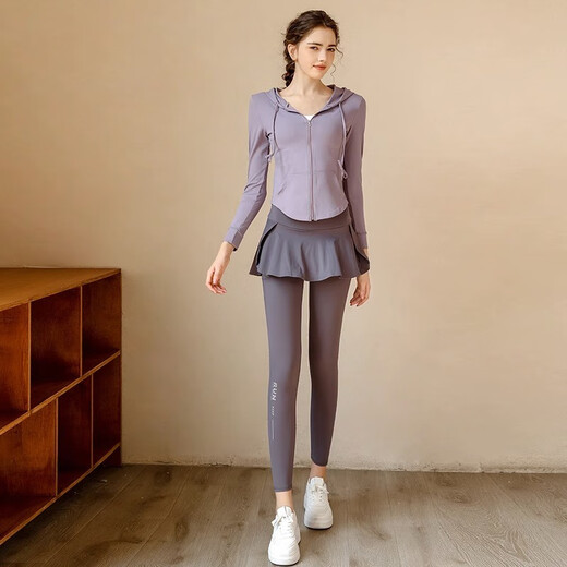 Yuebu yoga suit for women, high-end slimming fitness suit, Pilates training, professional running suit, autumn new style, two-piece set, light blue top + black fitness pants L Recommended 105-120 Jin Jin equals 0.5 kg