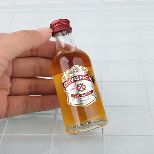 Yege, ausländischer Wein, Whisky, Wodka, kleine Version von Cocktail, Mini -Flasche Wein Begleitgeschäft Bartenderei, Chivas + Bailey Sweet Wine + Mumbai + Bacardi