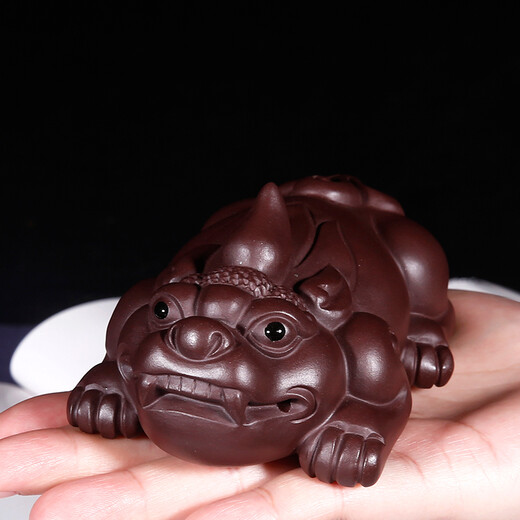 Yuyi Pavilion is a good gift for Yixing purple clay tea pet ornaments. It can be used to raise handmade tea and play with to attract wealth. The little Pixiu is powerful and powerful in all directions.