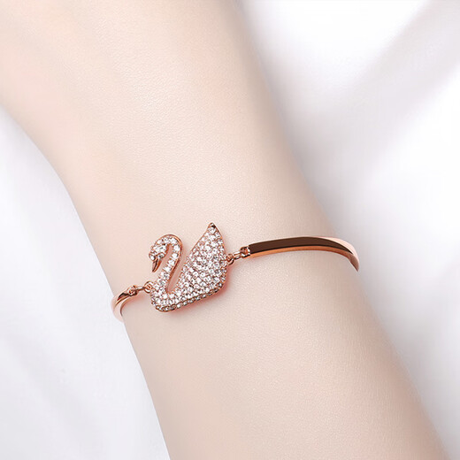 QUAMER light luxury brand gradient blue swan bracelet bracelet rose gold double swan silver bracelet for women black gold double swan hollow bracelet (M size)