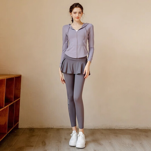 Yuebu yoga suit for women, high-end slimming fitness suit, Pilates training, professional running suit, autumn new style, two-piece set, light blue top + black fitness pants L Recommended 105-120 Jin Jin equals 0.5 kg