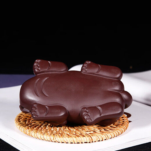 Yuyi Pavilion is a good gift for Yixing purple clay tea pet ornaments. It can be used to raise handmade tea and play with to attract wealth. The little Pixiu is powerful and powerful in all directions.