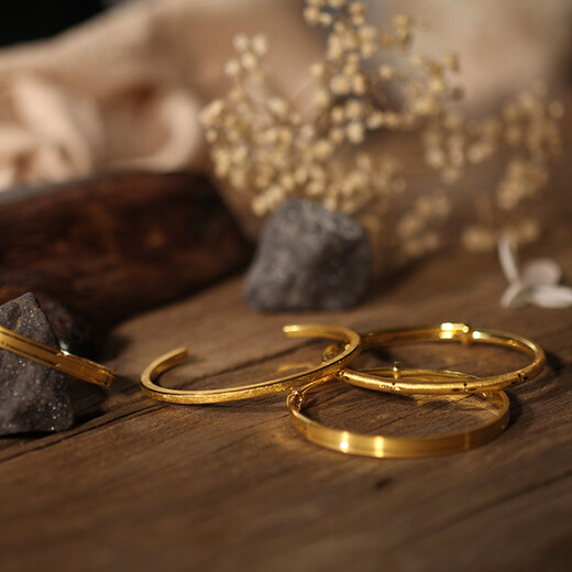 Liufu Schmuck Fuß Gold einfache Ring Offenes Goldarmband Frauenmodell -Armband Geschenk Preis F63TBGB0003 23,87 Gramm (einschließlich Arbeitskosten 716 Yuan)