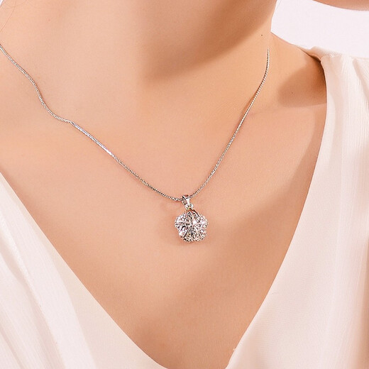 Yuan Shengfu's new PT950 high-quality fashionable shiny platinum flower pendant, versatile white gold necklace pendant, 1.49 grams (excluding necklace)