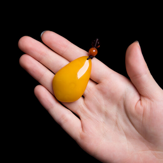 OUCERNY Beeswax Pendant Natural Baltic Gold Twist Honey Water Drops Chicken Oil Yellow Pendant Sweater Chain Chinese Valentine's Day Gift This model is randomly about 6g and will be shipped on a selected basis. This is the only natural orphan product.