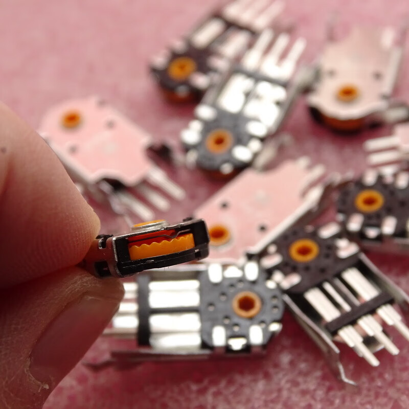 The new TTC gold wheel 15mm mouse encoder has a strong sense of scale. Deathadder v3 pro Viper v3 TTC 15mm dustproof gold wheel has a slightly sense of scale.