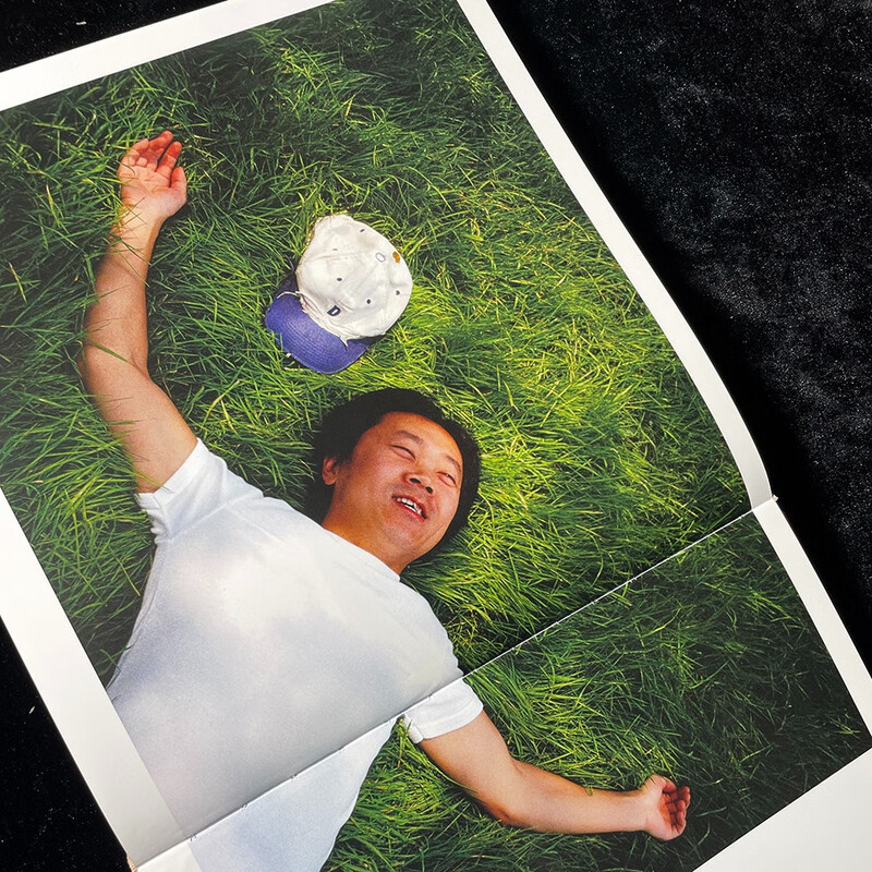 A limited edition signed by photographer Yan Lei and dropped randomly. Yesterday's China. An additional collector's edition. The result of decades of traveling in China. Hundreds of photos are added to the old edition.