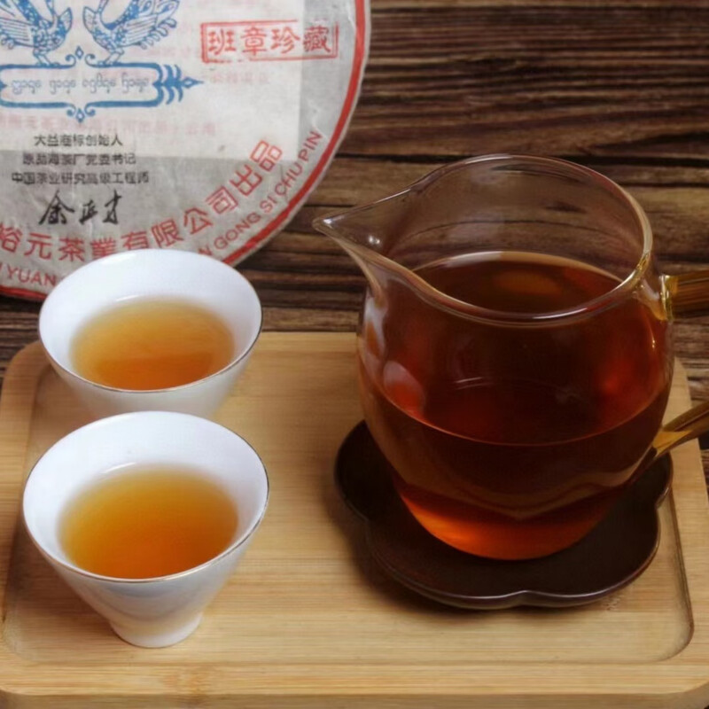 2010 Banzhang Collection cigarette produced under the supervision of Yu Zhengcai has a rich honey aroma and a sweet and refreshing tea aroma. 357 grams