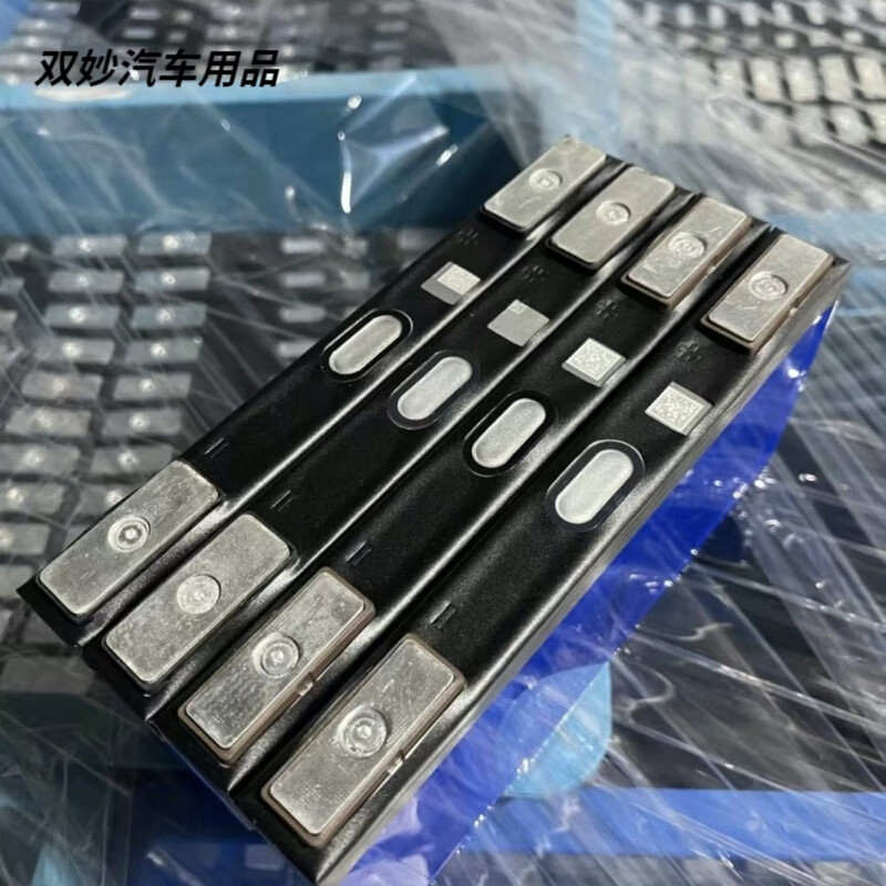 After the trip, BYD 20Ah high-rate and large-capacity emergency starting power supply 3.7v can be used to force start the truck battery BYD 20Ah, turn the screw column one piece