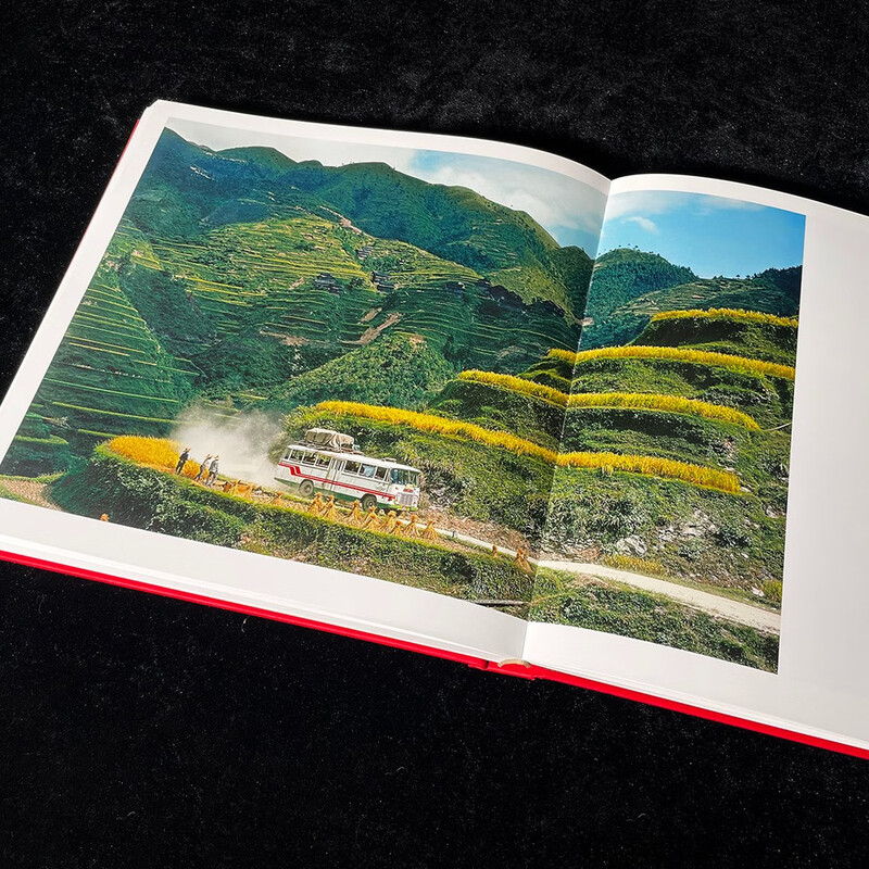 A limited edition signed by photographer Yan Lei and dropped randomly. Yesterday's China. An additional collector's edition. The result of decades of traveling in China. Hundreds of photos are added to the old edition.