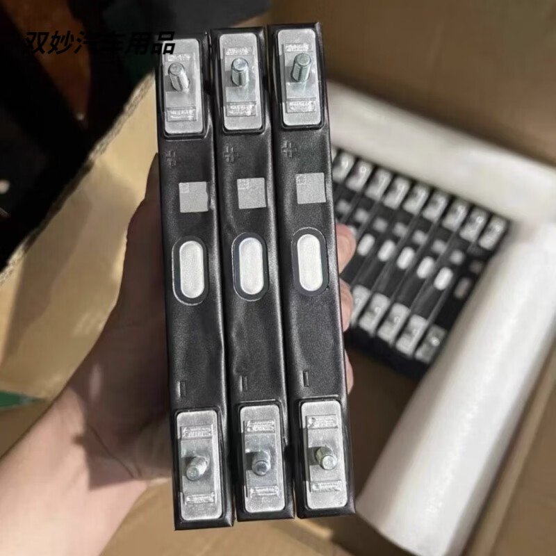 After the trip, BYD 20Ah high-rate and large-capacity emergency starting power supply 3.7v can be used to force start the truck battery BYD 20Ah, turn the screw column one piece