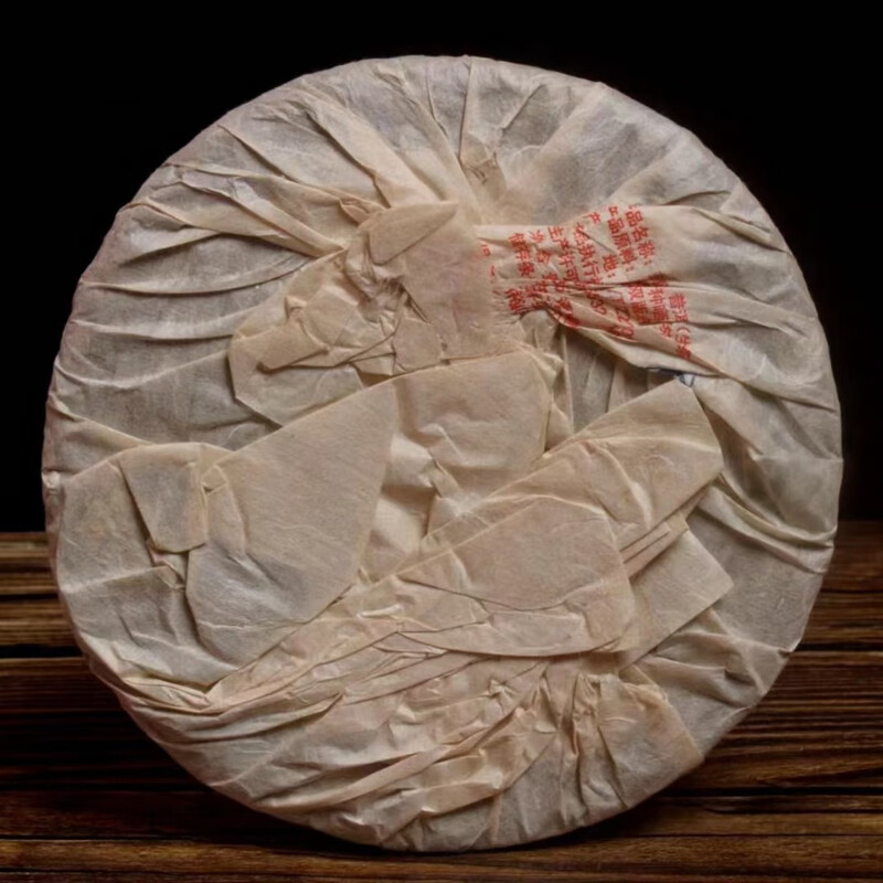 2010 Banzhang Collection cigarette produced under the supervision of Yu Zhengcai has a rich honey aroma and a sweet and refreshing tea aroma. 357 grams