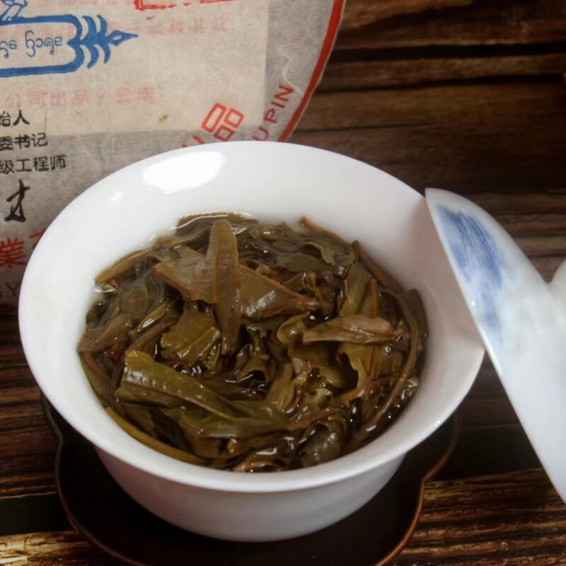 2010 Banzhang Collection cigarette produced under the supervision of Yu Zhengcai has a rich honey aroma and a sweet and refreshing tea aroma. 357 grams