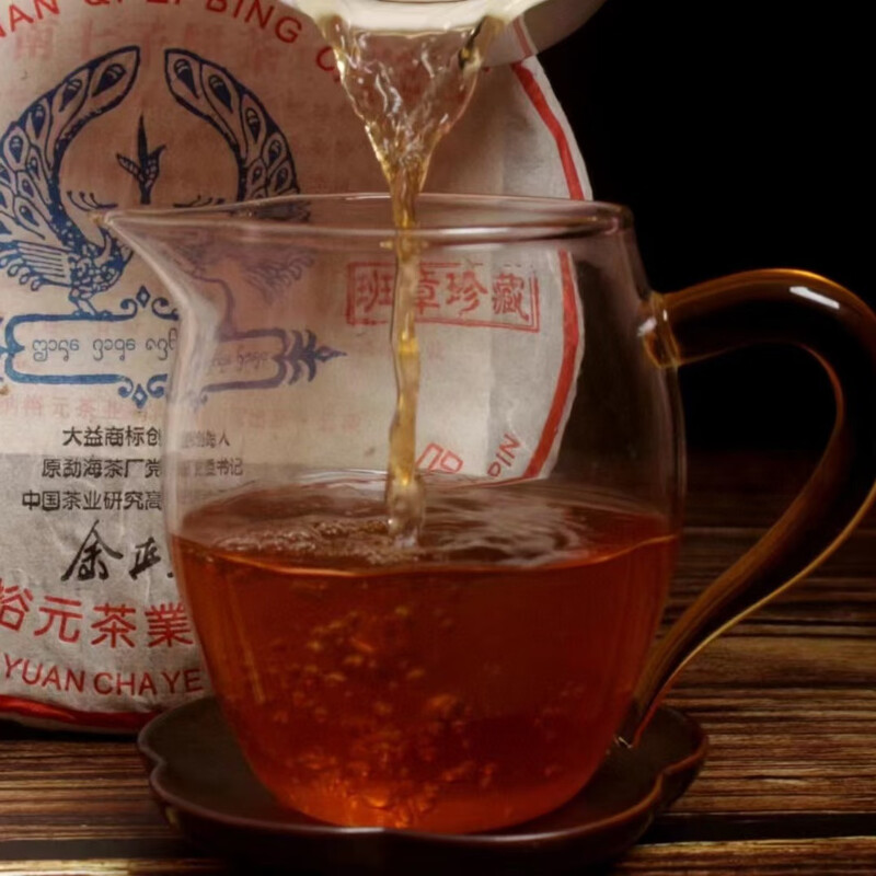 2010 Banzhang Collection cigarette produced under the supervision of Yu Zhengcai has a rich honey aroma and a sweet and refreshing tea aroma. 357 grams