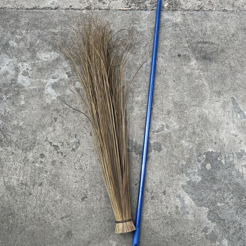Splendens splendens big broom sweeping yard broom courtyard road cement road property sanitation worker cleaning sweeping broom round street broom (wooden pole)