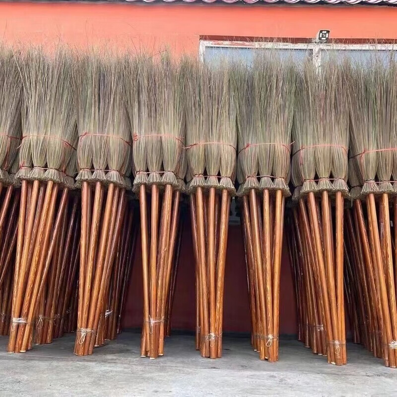Splendens splendens big broom sweeping yard broom courtyard road cement road property sanitation worker cleaning sweeping broom round street broom (wooden pole)