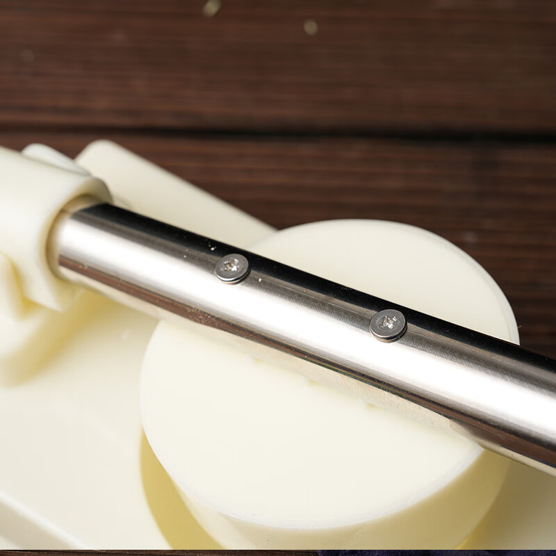 Jingsheng presses dumpling skins for household use to make dumplings, hand-made small-sized dumplings, and rushes to make new models of solid wood mold skin presses. None