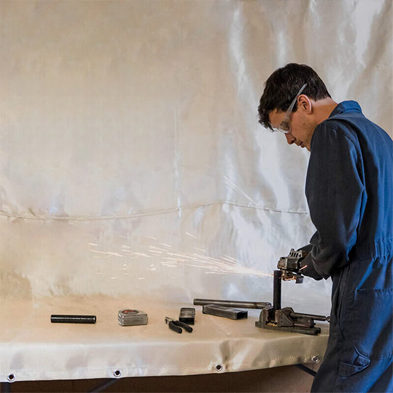 Welding blanket welding blanket fire extinguishing blanket 1.0mm thick 2 meters * 2 meters golden yellow special fire retardant and high temperature resistant for welding 1mm golden yellow 1.5 meters 2 meters temperature resistant 550 degrees