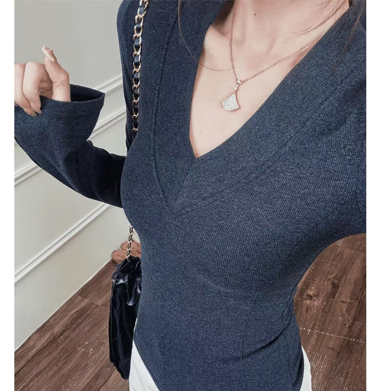 SHANTAO autumn and winter 2025 new low-cut V-neck bottoming shirt, slim and long-sleeved T-shirt for women, oatmeal color S, recommended 80-90 pounds