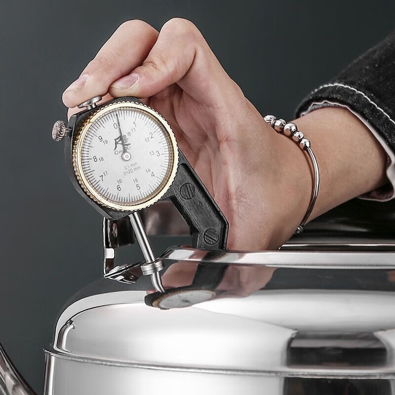 Stainless steel whistling kettle, whistling kettle, large capacity kettle, household gas induction cooker, coal-burning stove, general purpose, holds about 7.2 catties of water, comes with cleaning cloth + descaling agent 4L